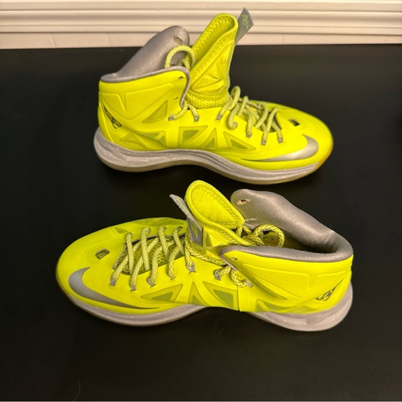 Nike Neon Yellow Sneakers with Orange Detail - Picture 5 of 8